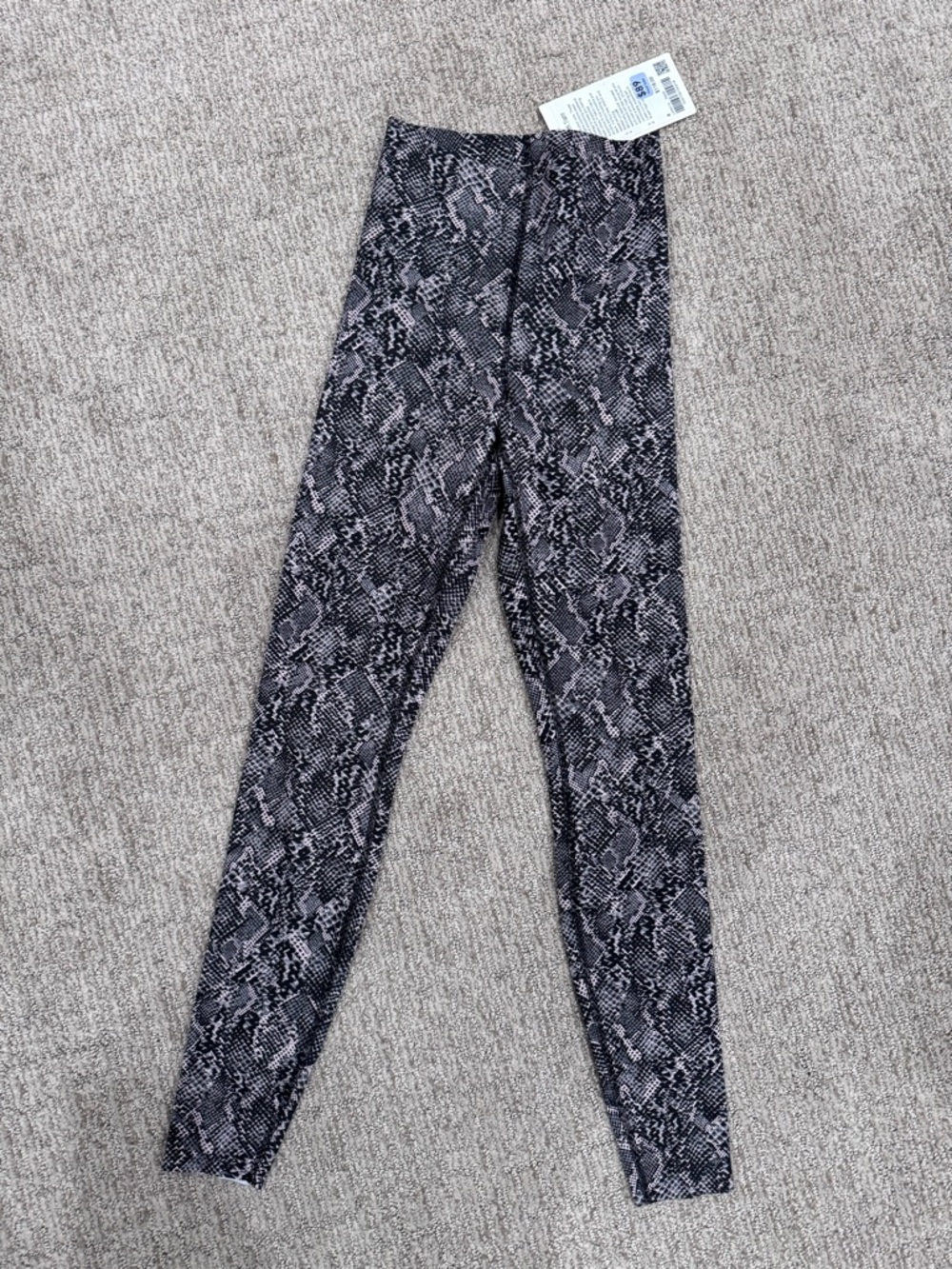 NWT. Lululemon Glow Up SHR Tight Snake Print Black and Gray. Size 4. New